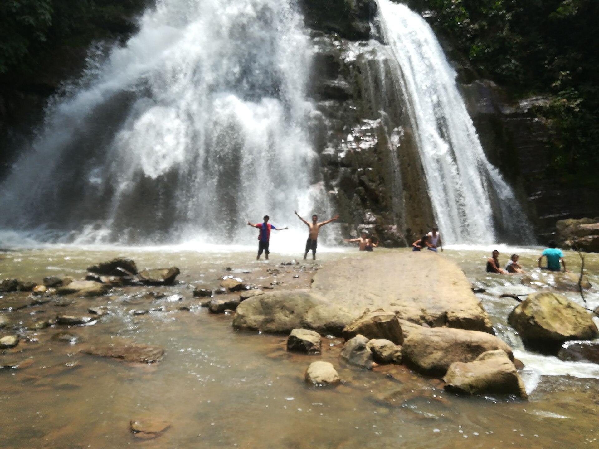 Catarata en medio de la selva